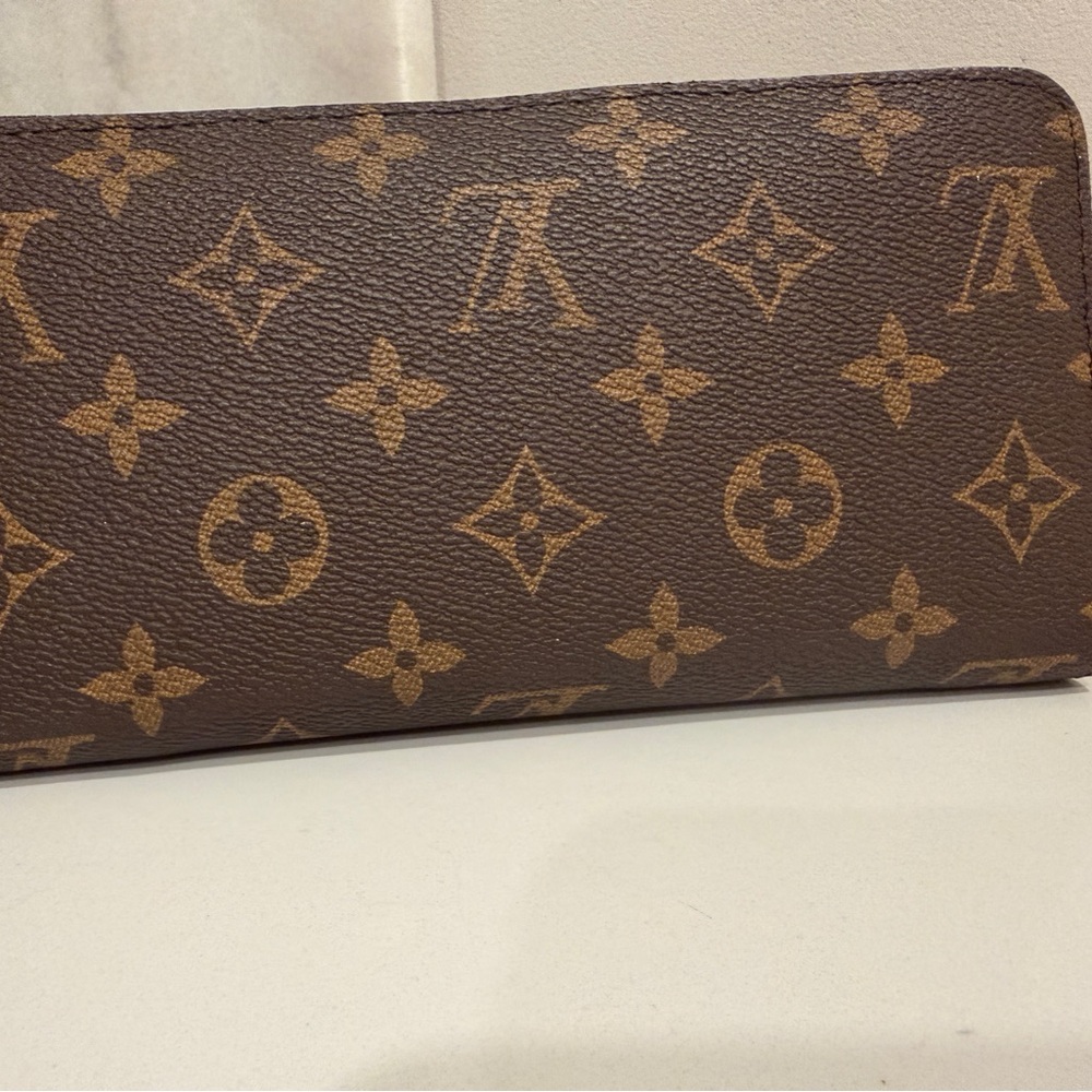 Louis Vuitton Zippy Wallet – Monogram Canvas (Authentic) - Picture 5 of 9